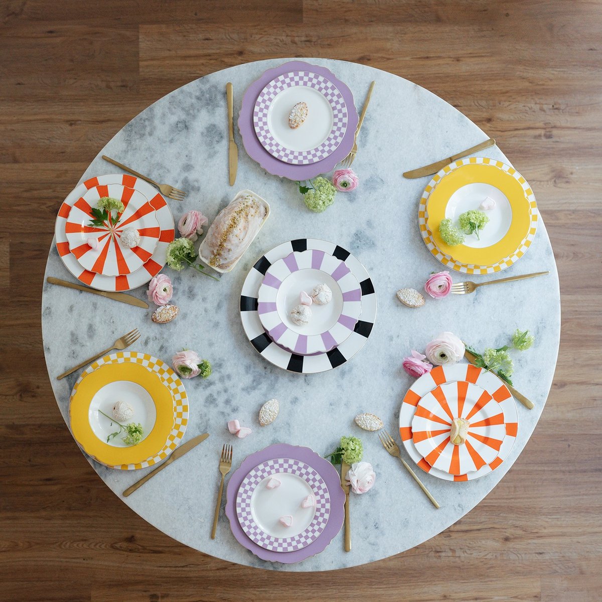Plat rond bord rayé, HARLEQUIN violet, KARE DESIGN
