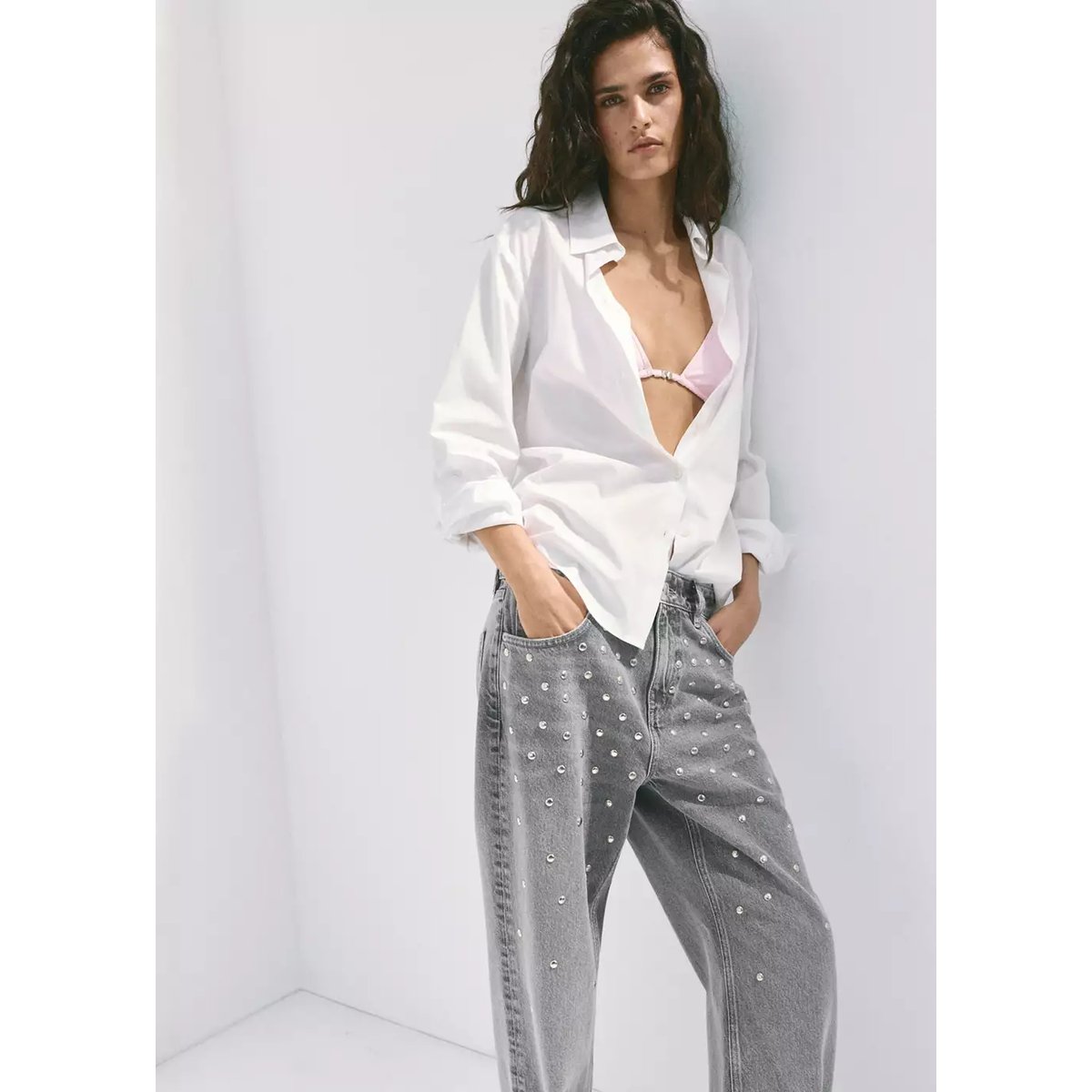 Jean taille normale clouté gris denim, MANGO