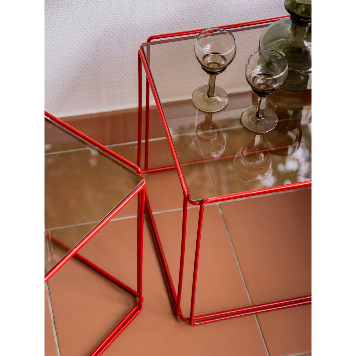 Paire de tables basses en verre et métal rouge Donna N°1639 - Bon état fumé, DEBONGOUT