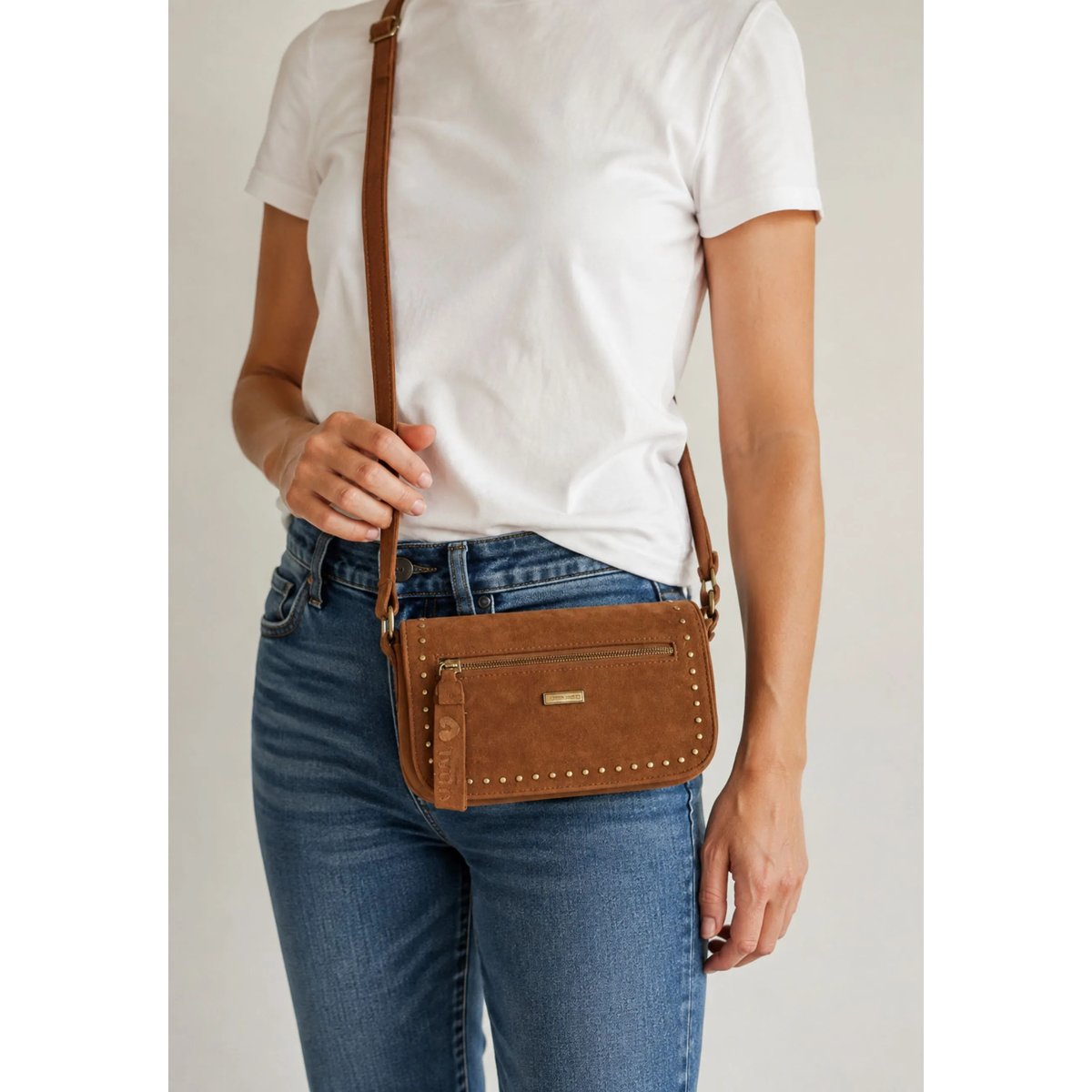 Sac bandoulière arca femme en suédine à détails cloutés ARCA camel, DEELUXE