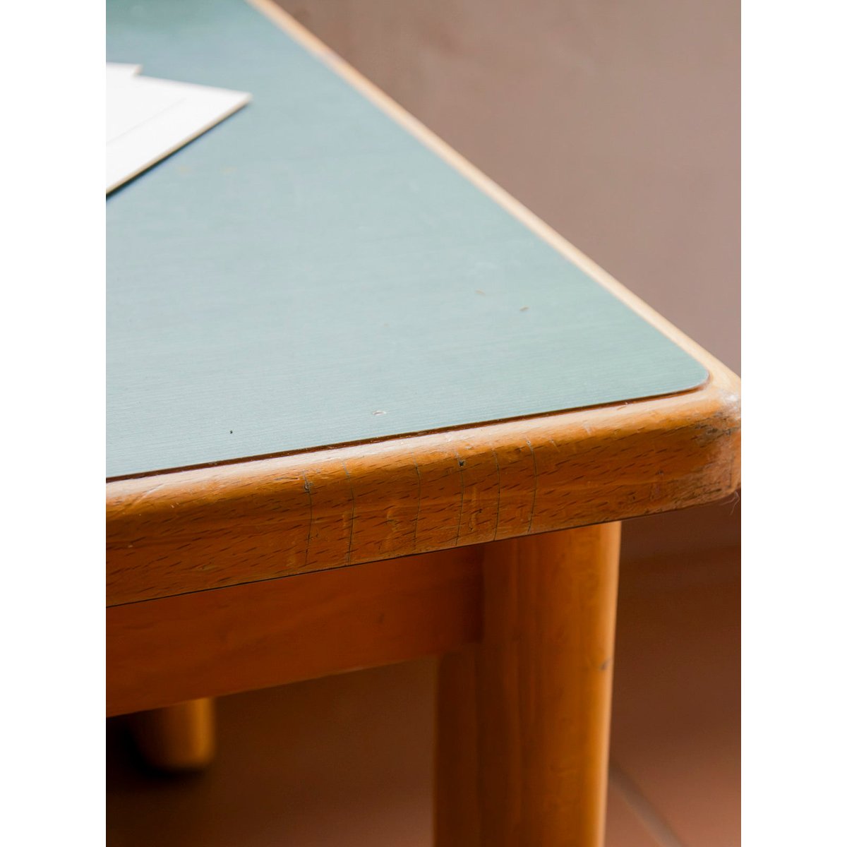 Table basse au plateau vert forêt Donna N°1606 - Bon état vert, DEBONGOUT