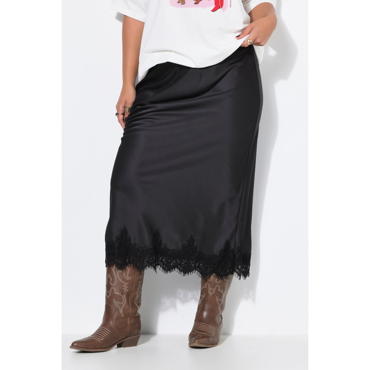 Robe maxi trapèze en satin noir, STUDIO UNTOLD