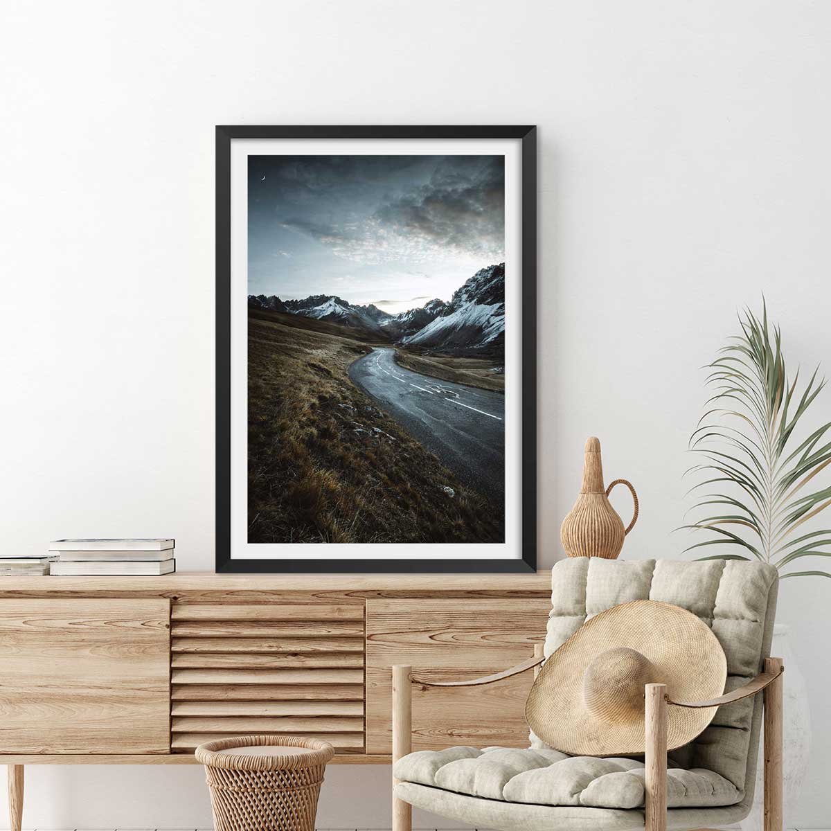 Affiche paysage sur la route du galibier affiche + cadre en bois - noir, HEXOA