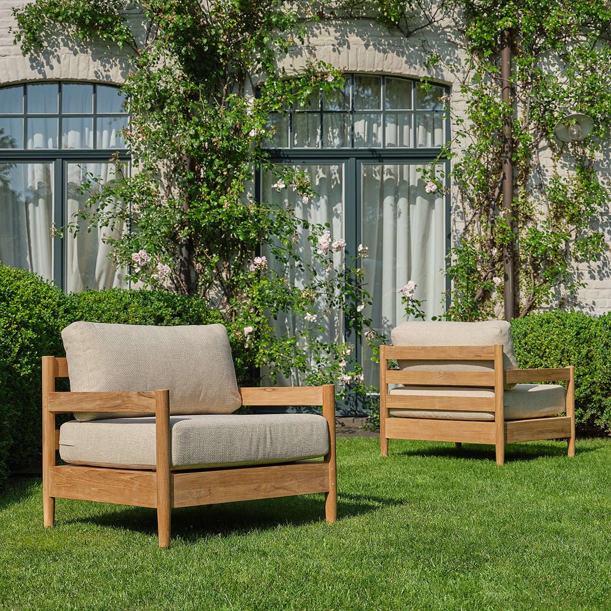 Fauteuil de jardin bas en teck massif avec coussins CALVI beige_chine, BERAH GETAH