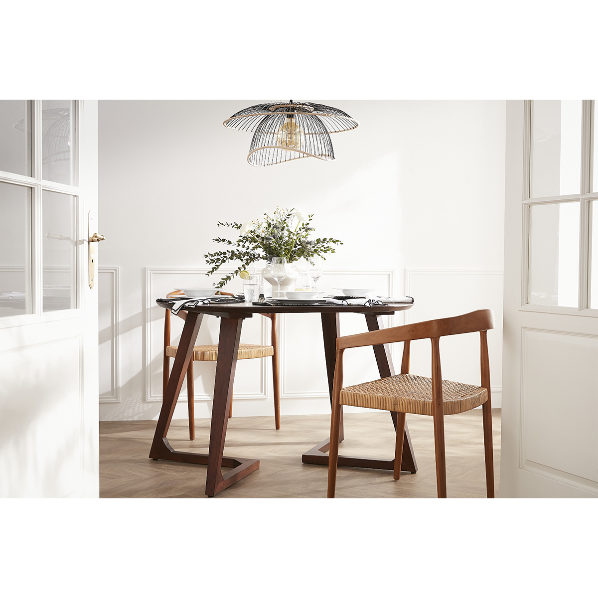 Table design ronde en bois massif L115 cm BANDOL naturel foncé, MILIBOO