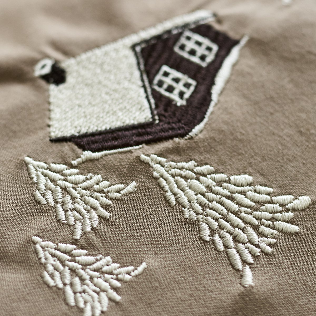 Housse de couette brodée AU COEUR DE LA VALLEE TAUPE taupe, SYLVIE THIRIEZ