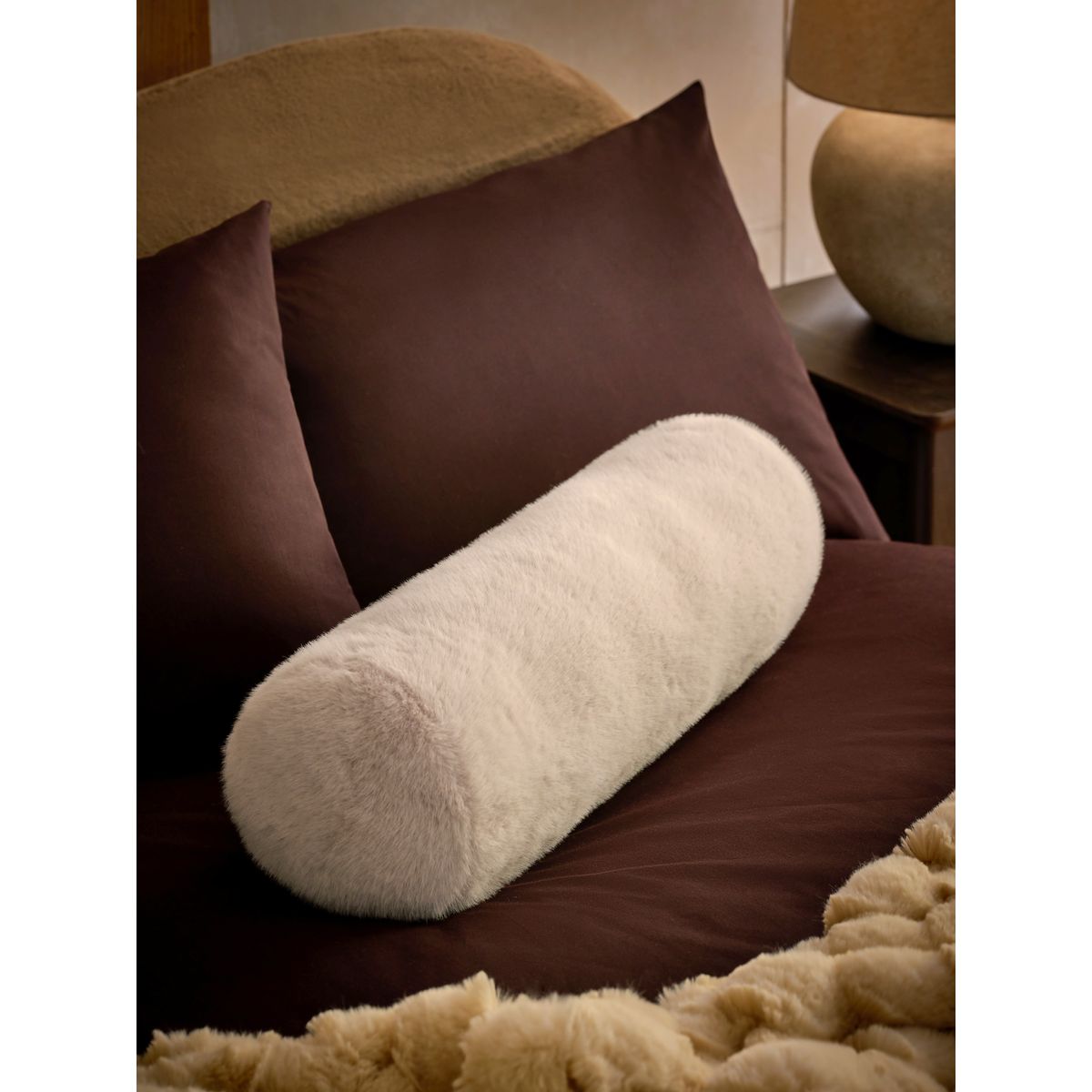 Coussin yoga en imitation fourrure pelucheuse ivoire, NEXT