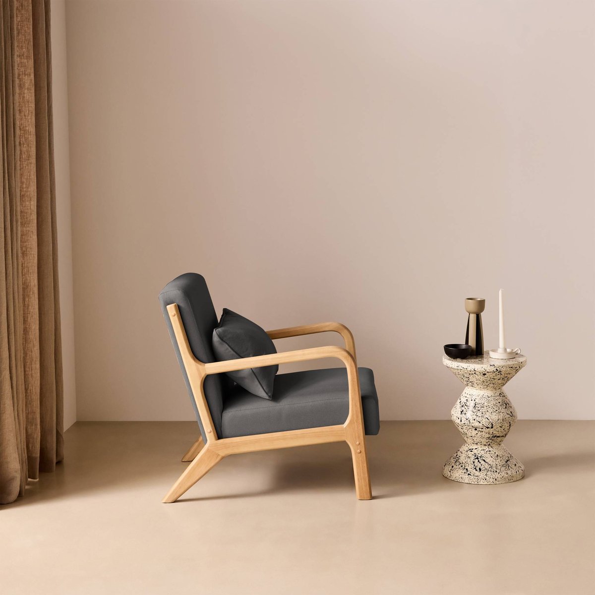 Fauteuil scandinave bois d'hévéa et tissu LORENS gris foncé, SWEEEK