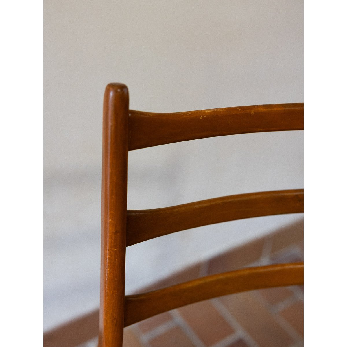 Paire de chaises scandinaves Alma N°1791 - Bon état bois foncé, DEBONGOUT