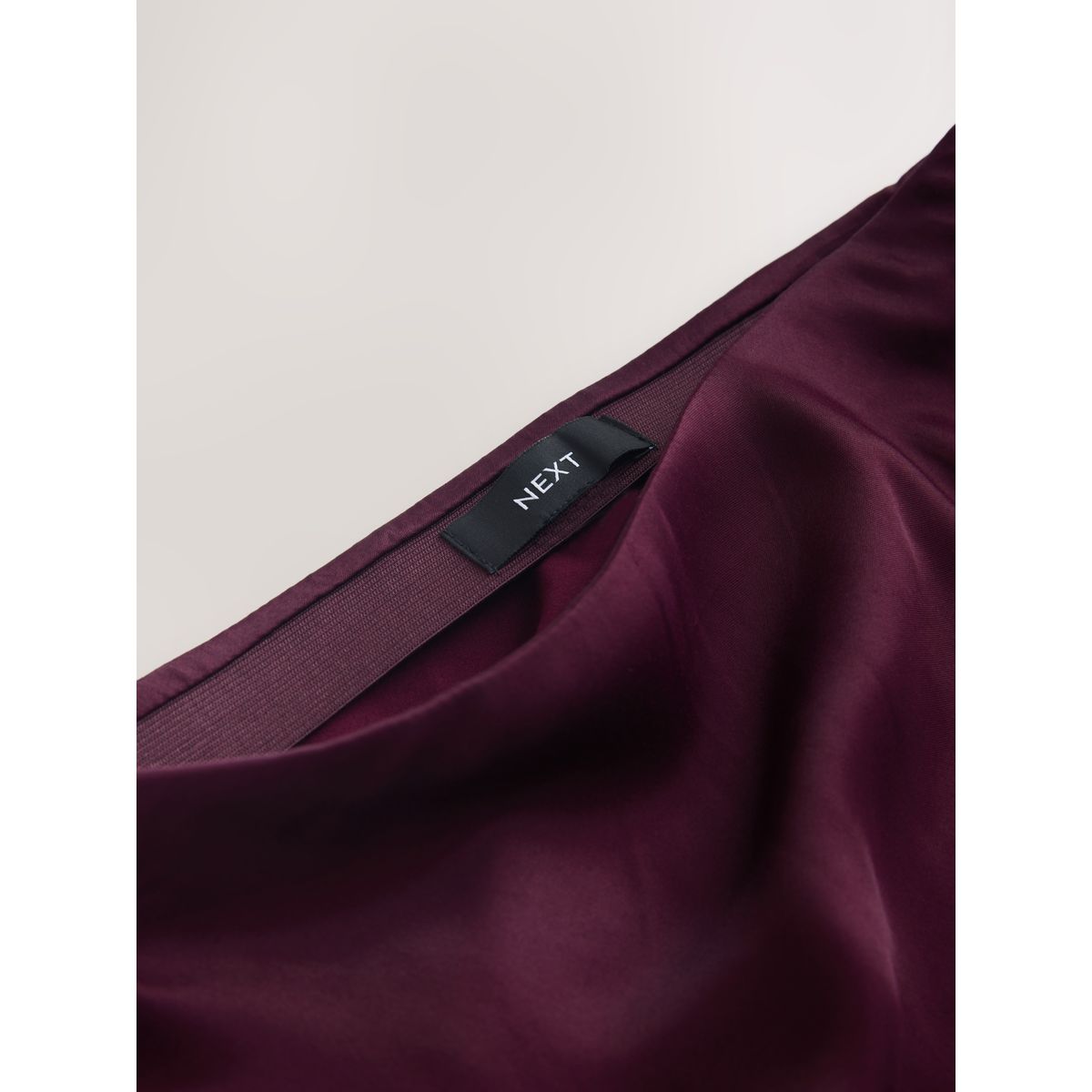 Jupe mi-longue en satin rouge bordeaux, NEXT