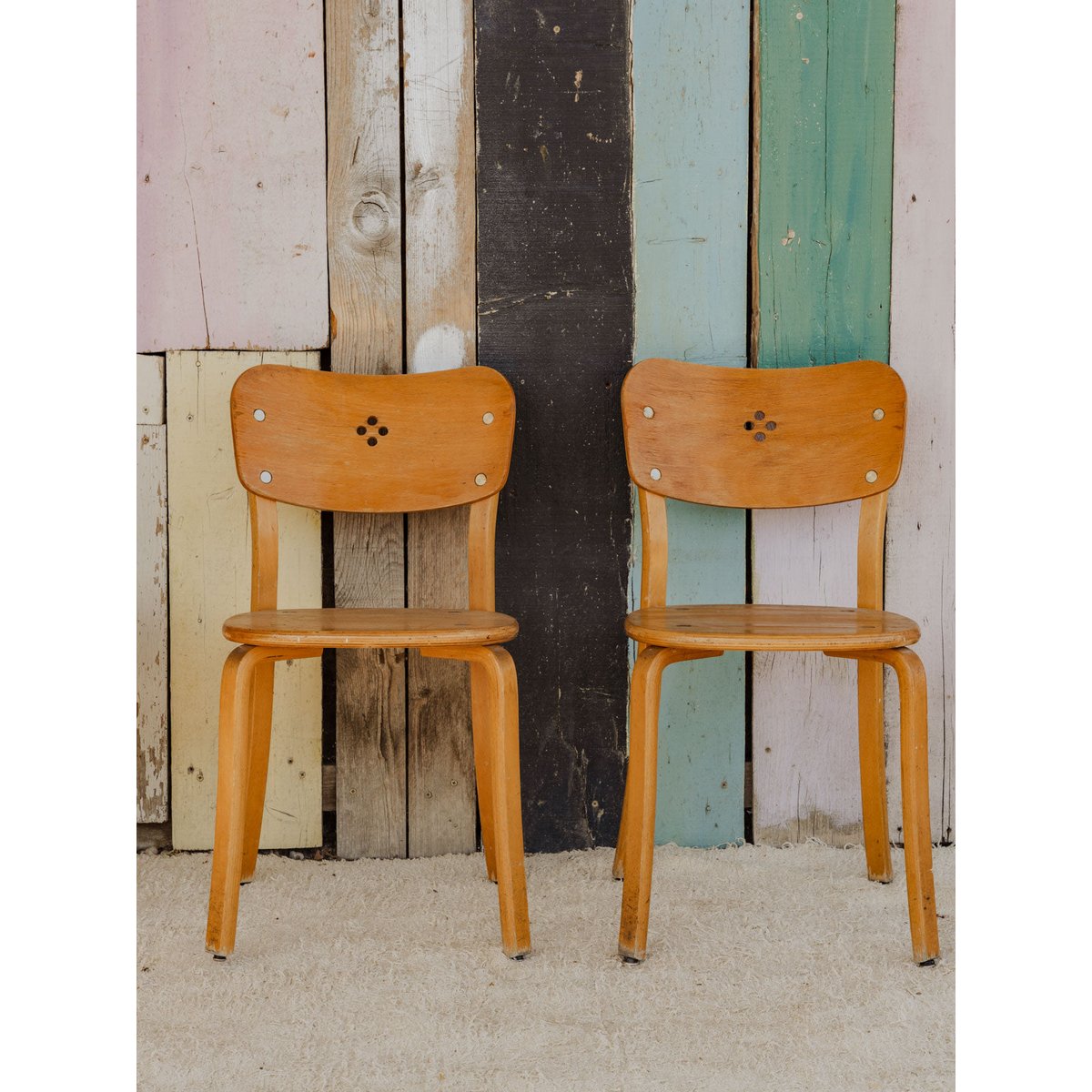 Paire de chaises en bois Claude N°1386 - Bon état bois clair, DEBONGOUT