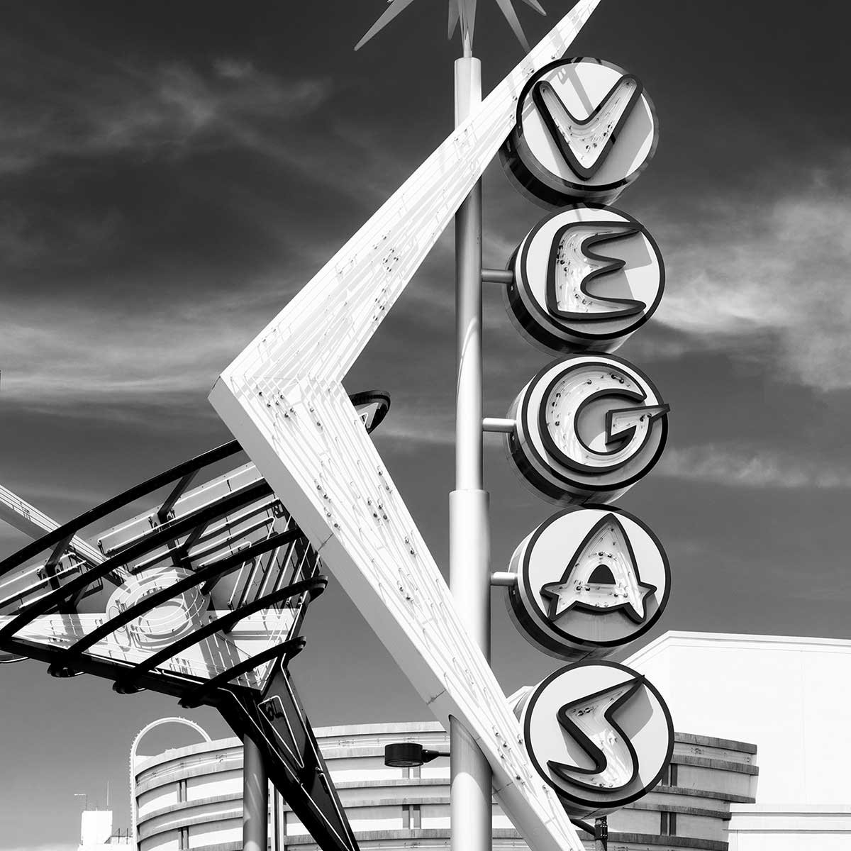 Affiche paysage Vegas vintage affiche + cadre en bois - noir, HEXOA