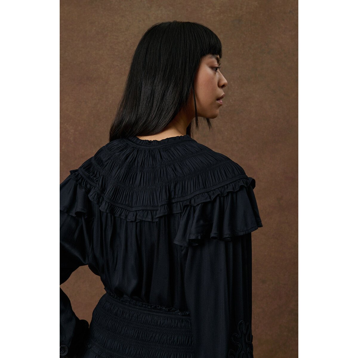 Gesmokte en geborduurde blouse met volants, PAOLINA zwart, LOUISE MISHA
