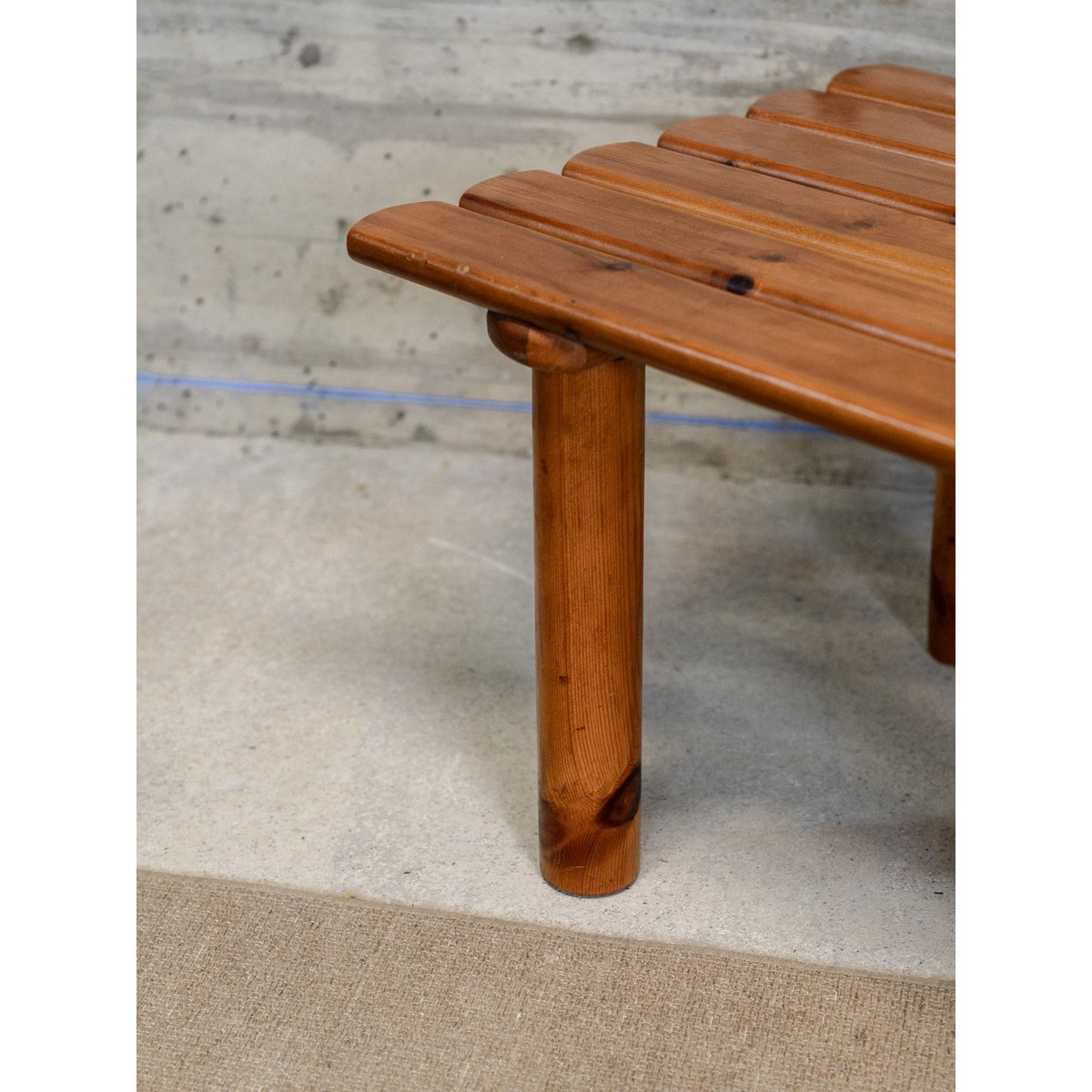 Table basse en pin Léonie N°930 - Bon état bois foncé, DEBONGOUT
