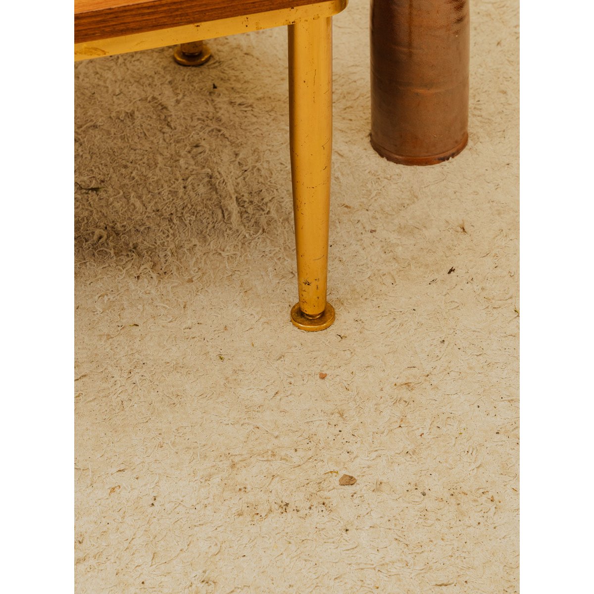 Table basse en bois et métal doré Donna N°1656 - Bon état bois foncé, DEBONGOUT