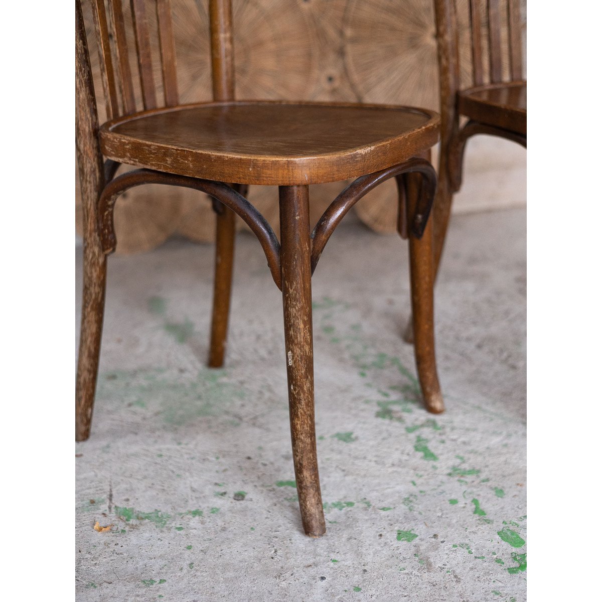 Paire de chaises bistrot Alma N°2043 - Bon état bois foncé, DEBONGOUT