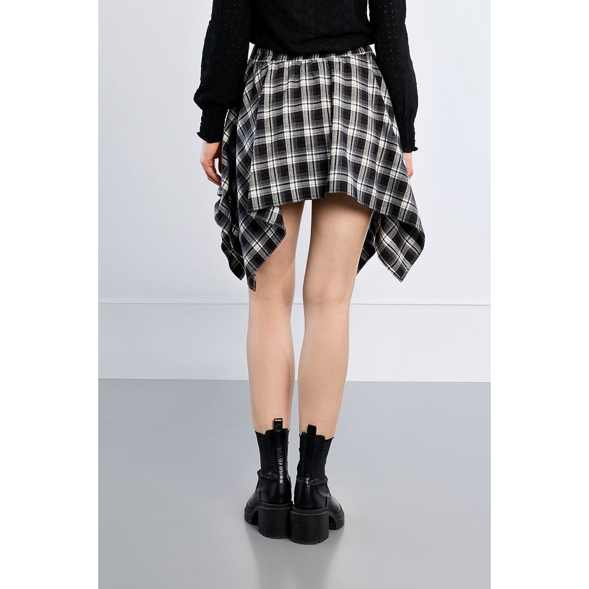 Jupe mini asymétrique, à carreaux noir, LILI SIDONIO