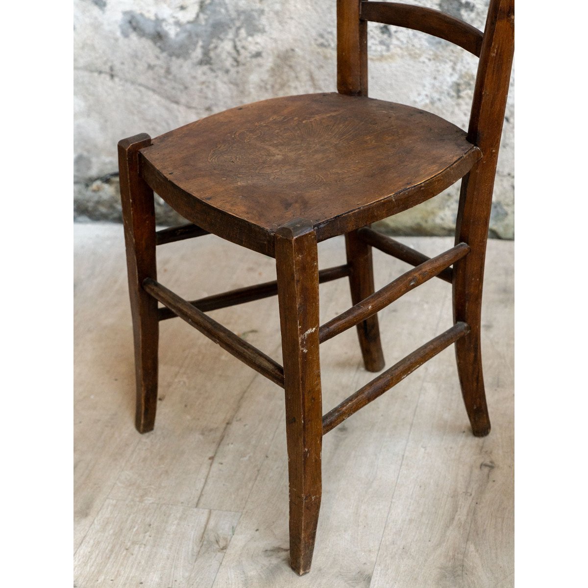 Paire de chaises sculptées en bois Claude N°1676 - Bon état bois foncé, DEBONGOUT