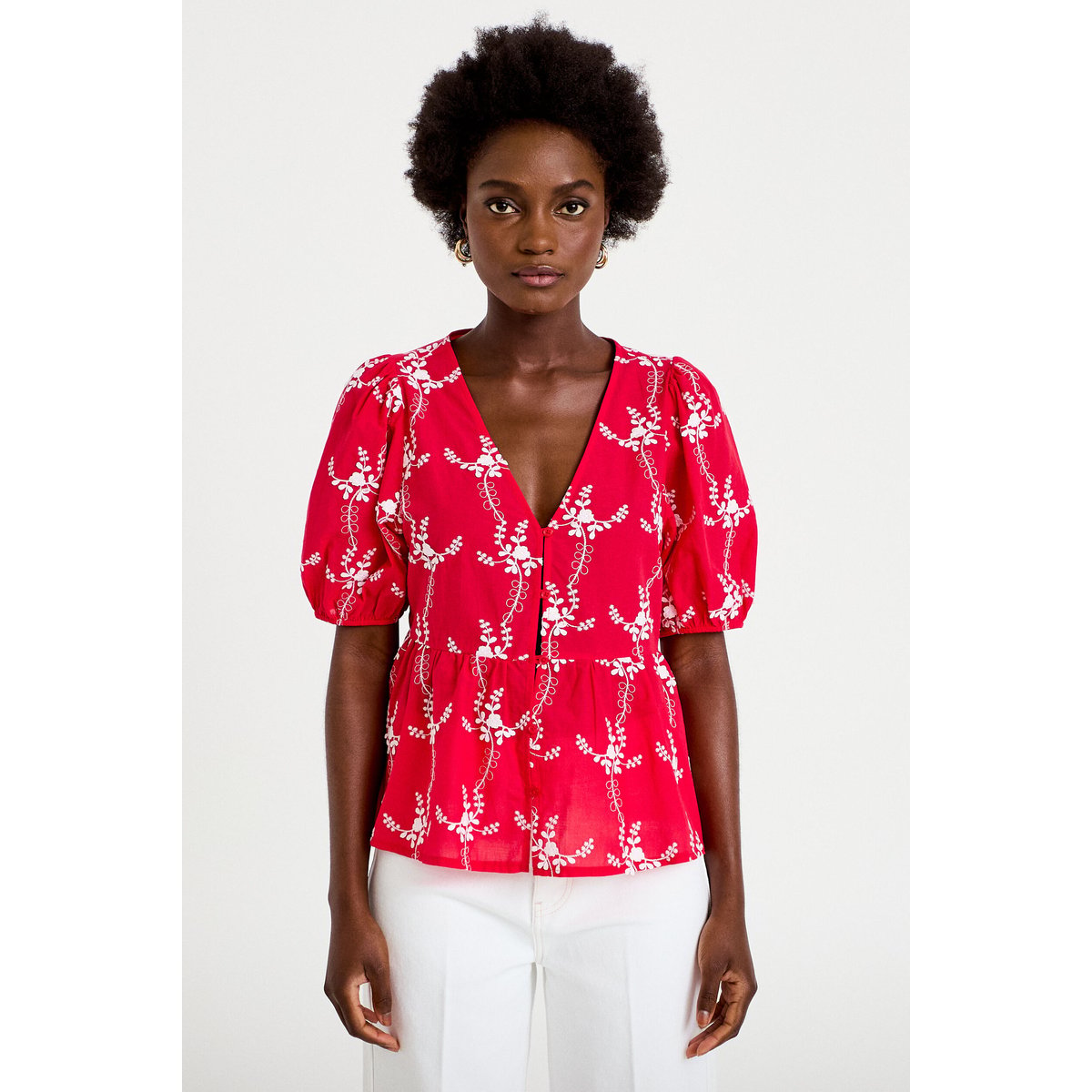 Blouse col v manches courtes brodée rouge, CACHE CACHE