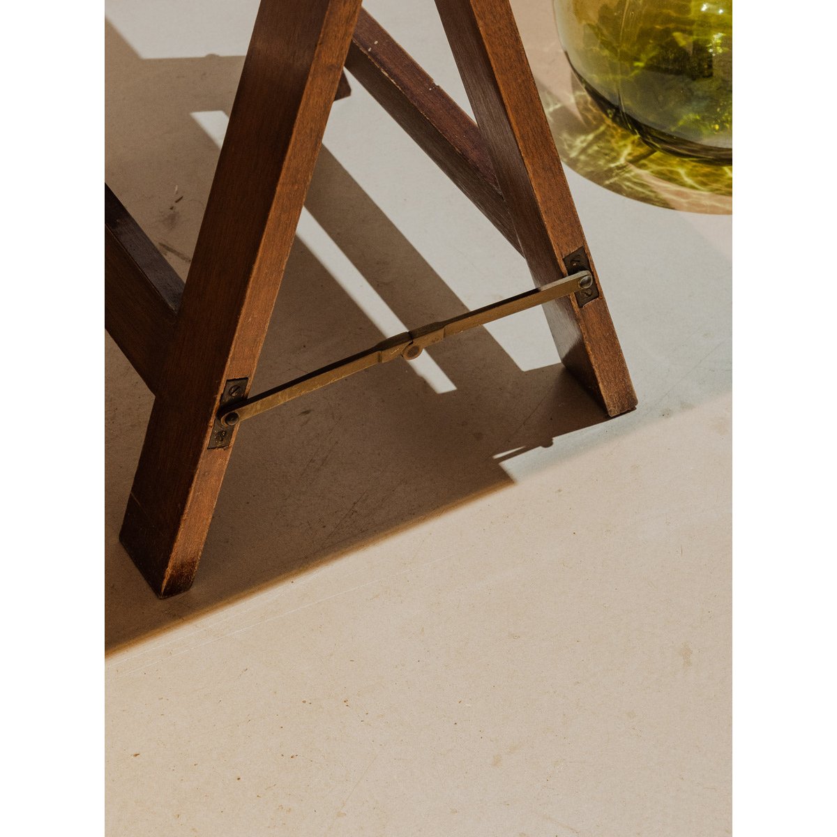 Table basse sur tréteaux en bois Léonie N°917 - Bon état bois foncé, DEBONGOUT