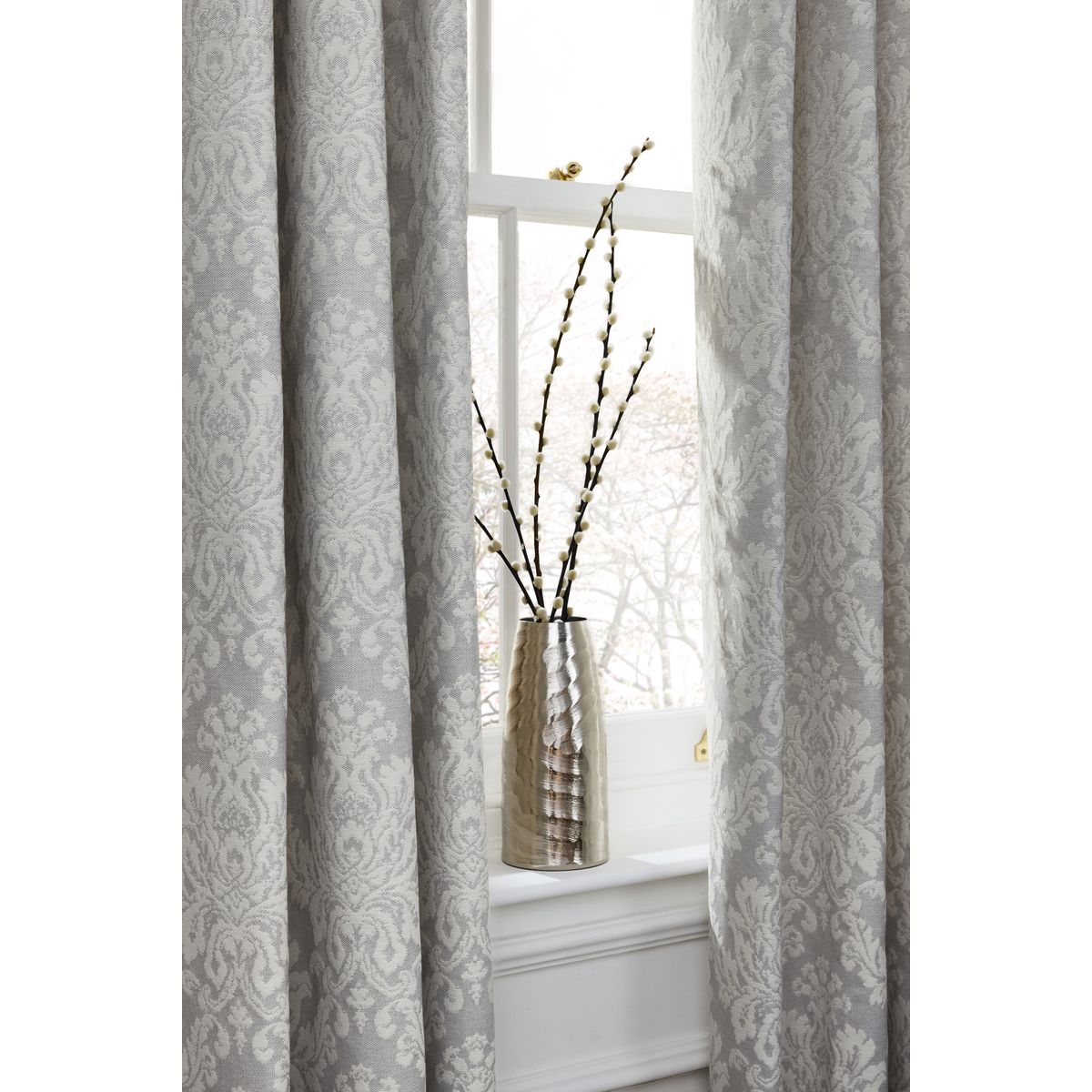 Rideaux à œillets en damassé collection luxe gris, NEXT