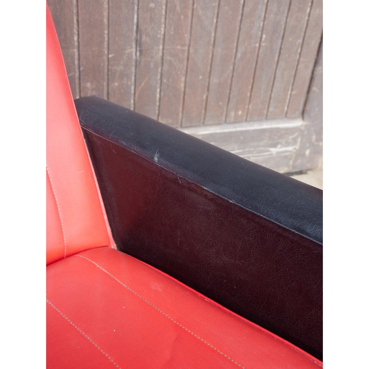 Fauteuil vintage en skai bicolore Jakob N°1285 - Bon état rouge, DEBONGOUT