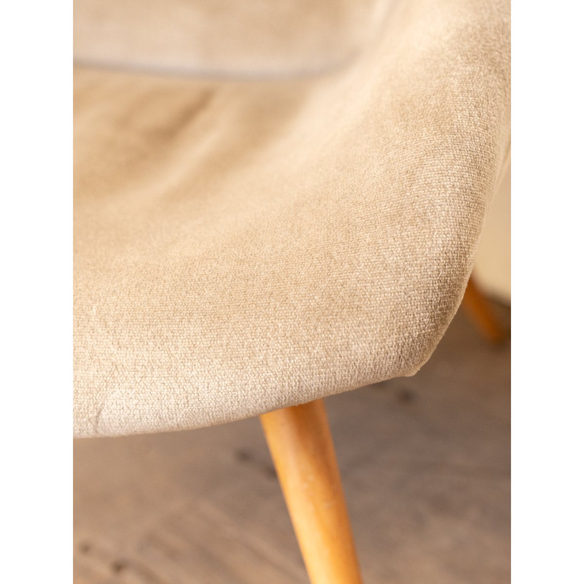Fauteuil en bois et velours beige Ernest N°1548 - Bon état bois clair, DEBONGOUT