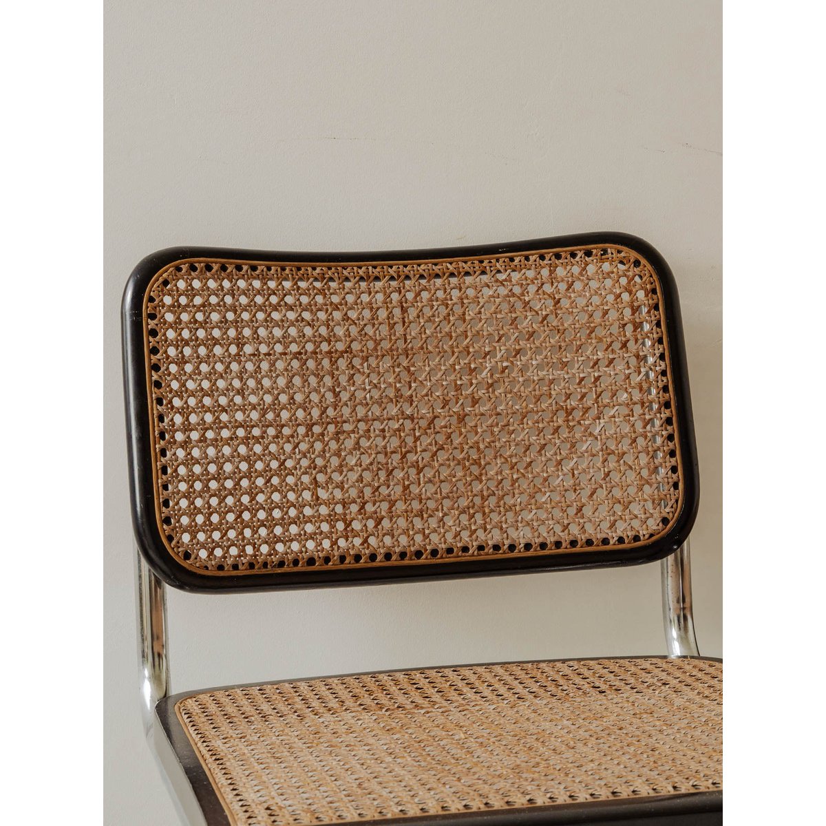 Paire de chaises en métal et cannage Alma N°1668 - Bon état argenté, DEBONGOUT