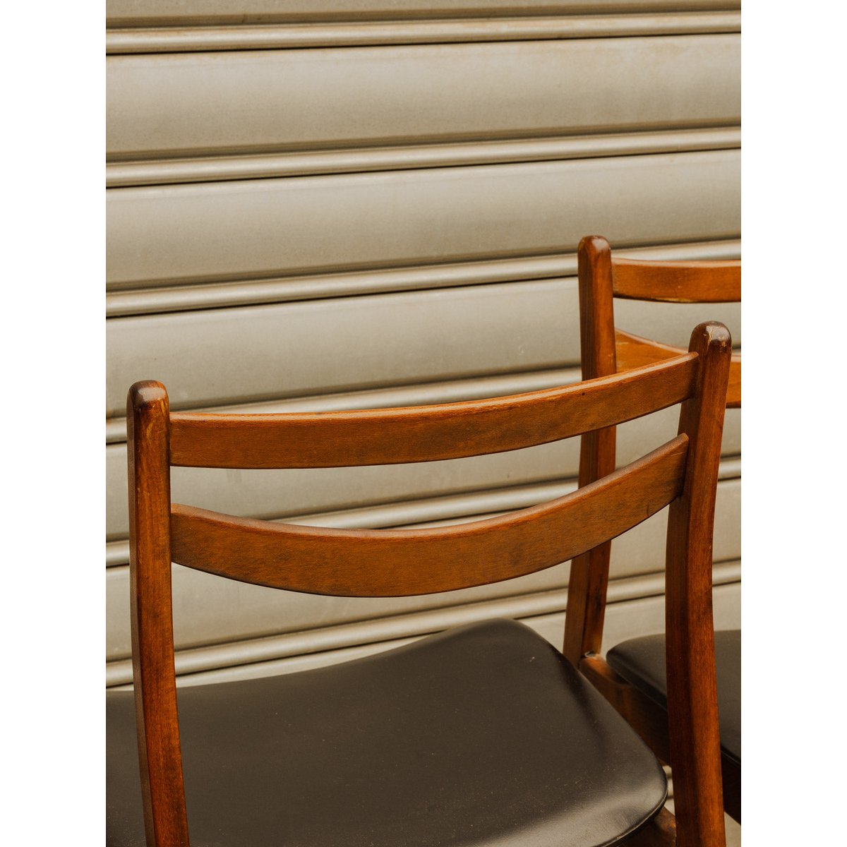 Lot de 3 chaises en bois et cuir noir Alma N°2125 - Bon état bois foncé, DEBONGOUT