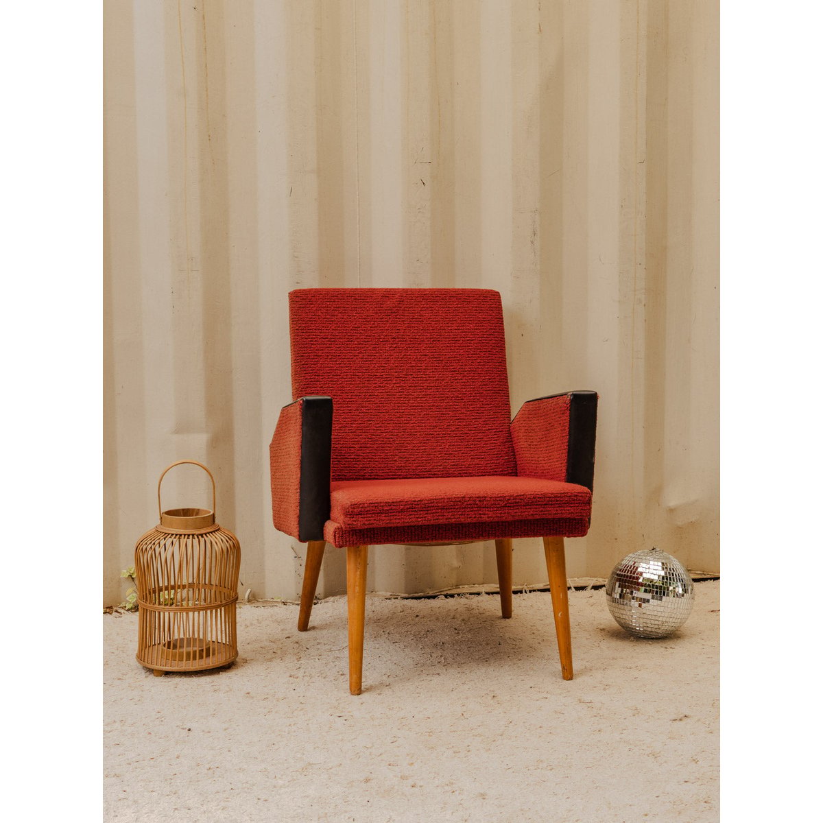 Fauteuil en tissu bouclette rouge Jakob N°1345 - Bon état bois clair, DEBONGOUT