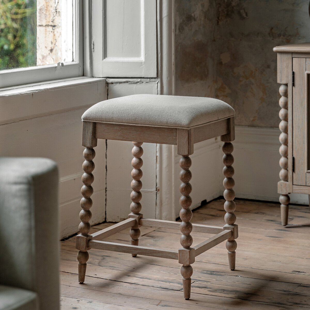 Ames Linen Upholstered Bar Stool with Pompom Legs oak, ÉDITÉ