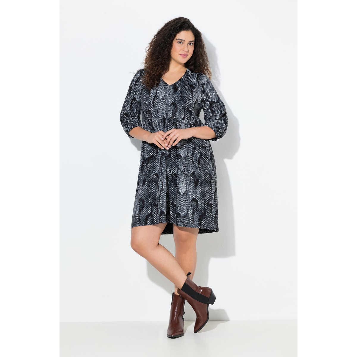 Robe en jersey évasée à col en V et manches classique noir, ULLA POPKEN