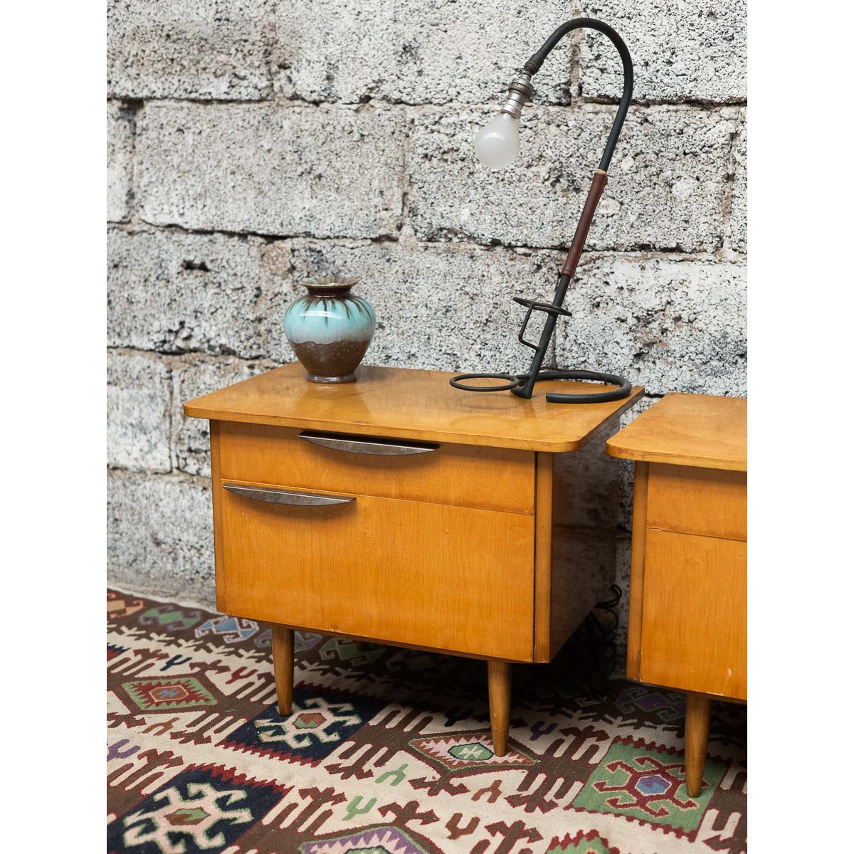 Paire de tables de chevet asymétriques Maïa N°1530 - Bon état bois clair, DEBONGOUT