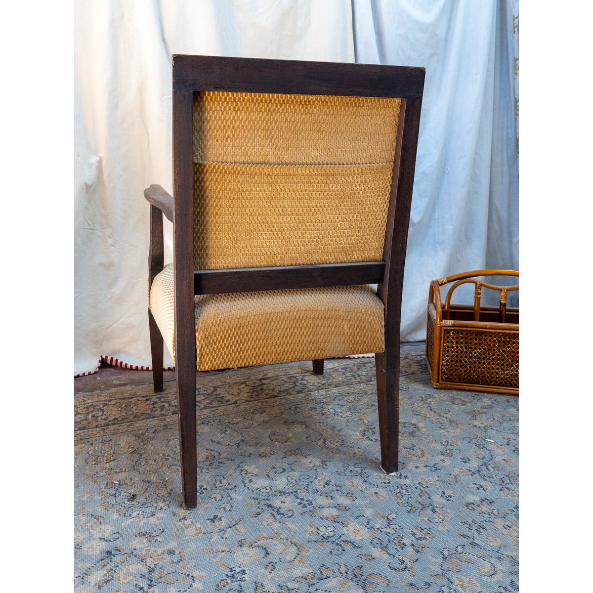 Fauteuil en velours beige Ernest N°831 - Bon état bois foncé, DEBONGOUT