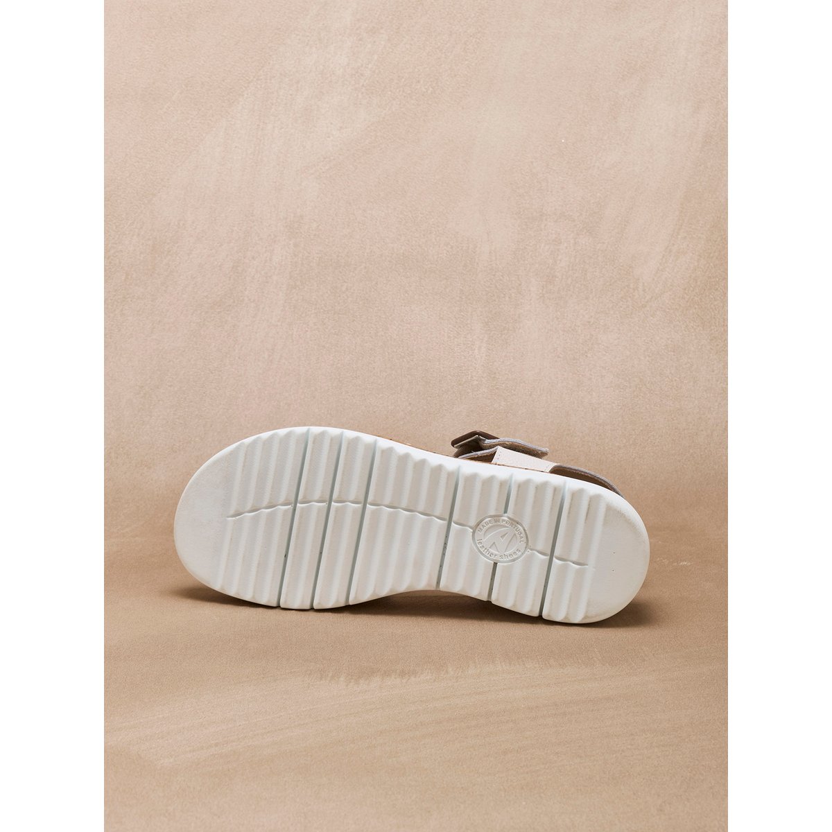 Sandales fermées par scratch beige, PEDICONFORT