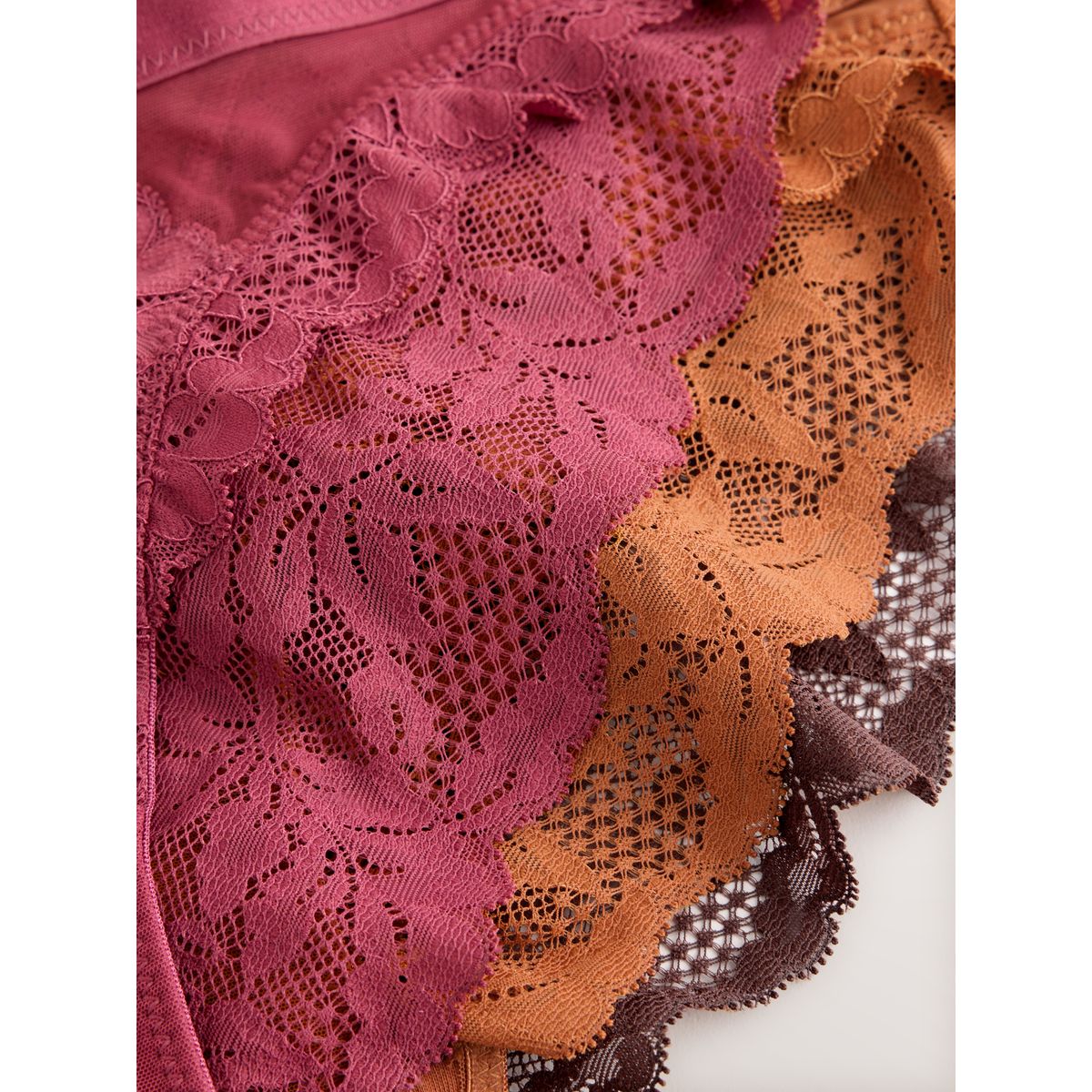 Culotte échancrée en dentelle, lot de 3 rouge bordeaux/chocolat/jaune, NEXT