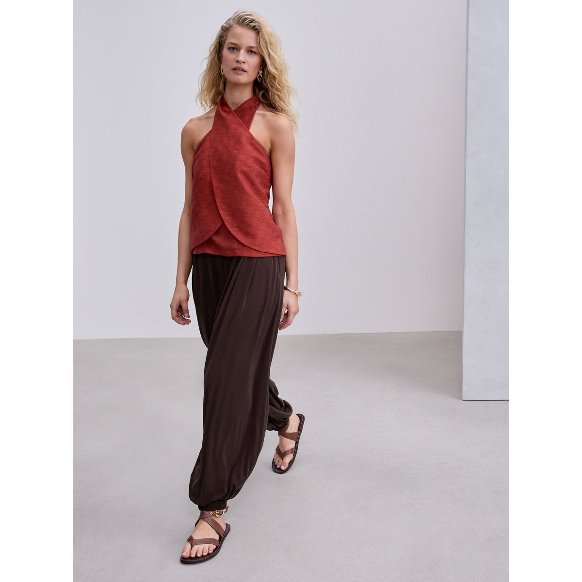 Pantalon bouffant soyeux plissé marron chocolat, NEXT