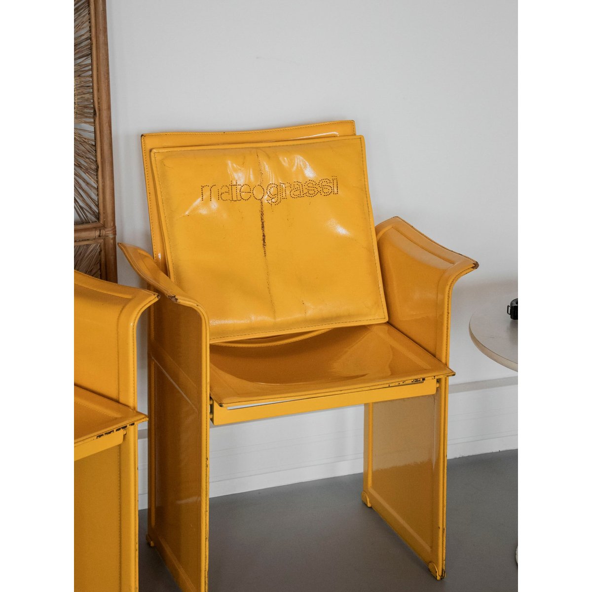 Paire de fauteuils jaunes vernies Jakob N°1267 - Bon état jaune, DEBONGOUT