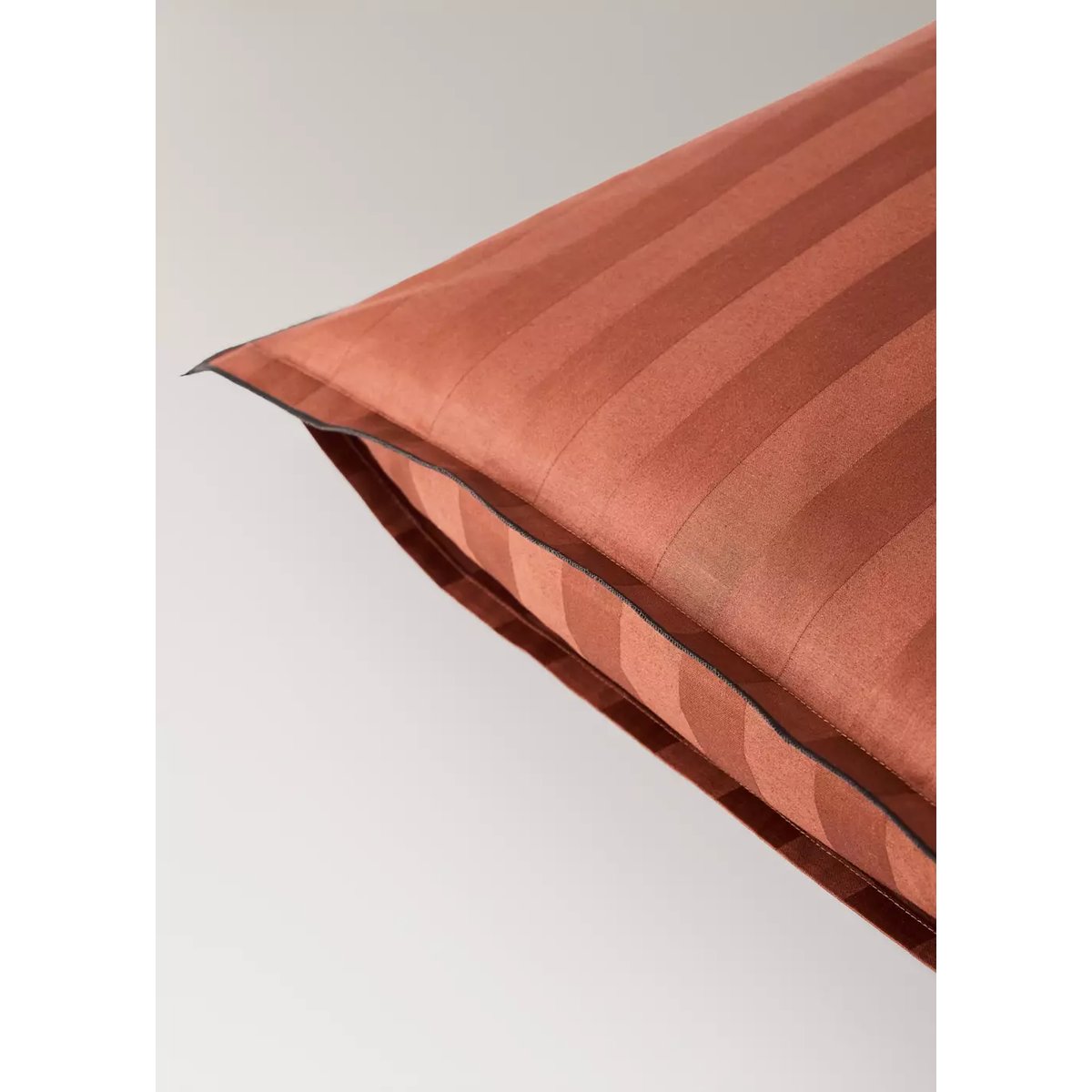 Taies d'oreiller en coton satiné à rayures 300 fils 50x75 cm cognac, MANGO HOME