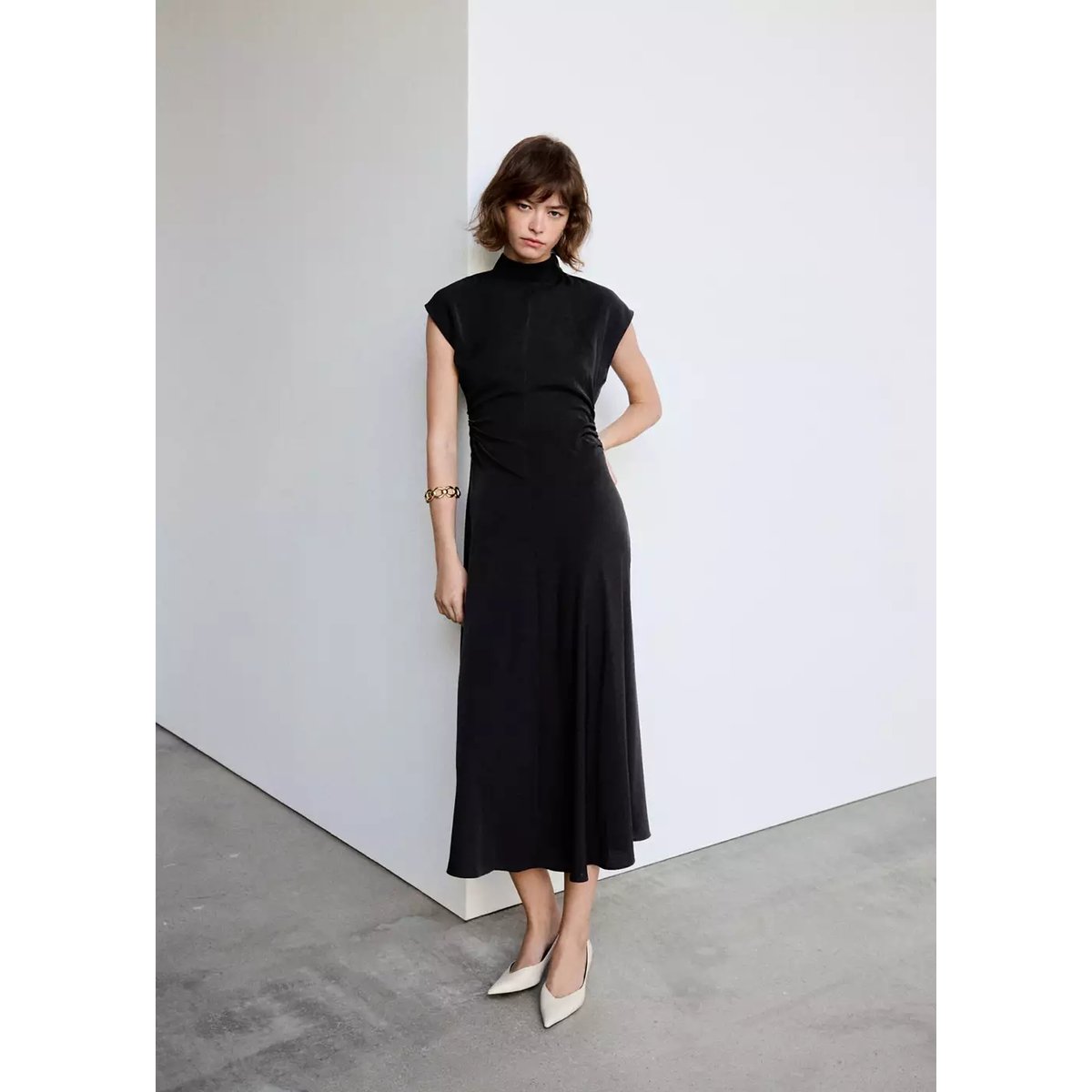 Robe à col cheminée et fronces noir, MANGO