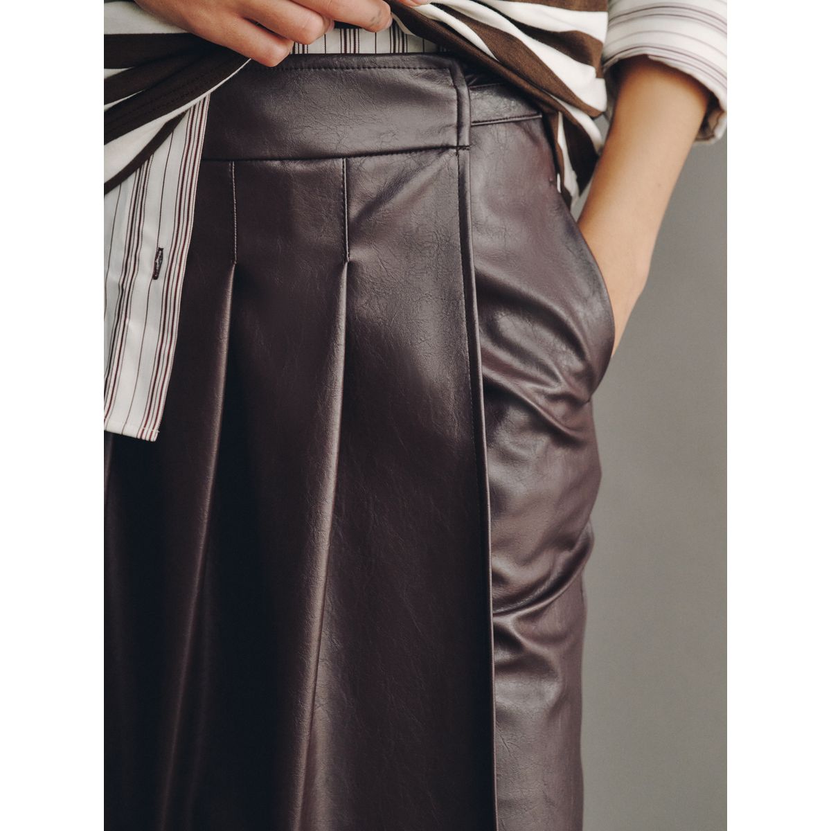 Jupe kilt mi-longue en similicuir marron chocolat, NEXT