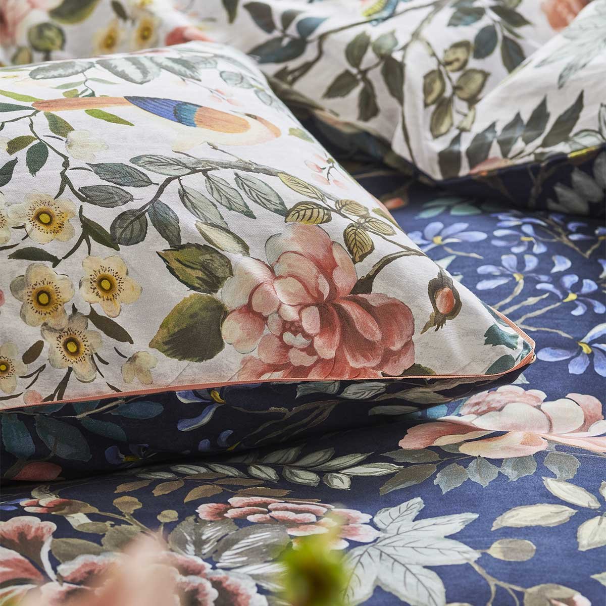 Taie d'oreiller imprimée en satin de coton, PORCELAIN DE CHINE bleu midnight, DESIGNERS GUILD