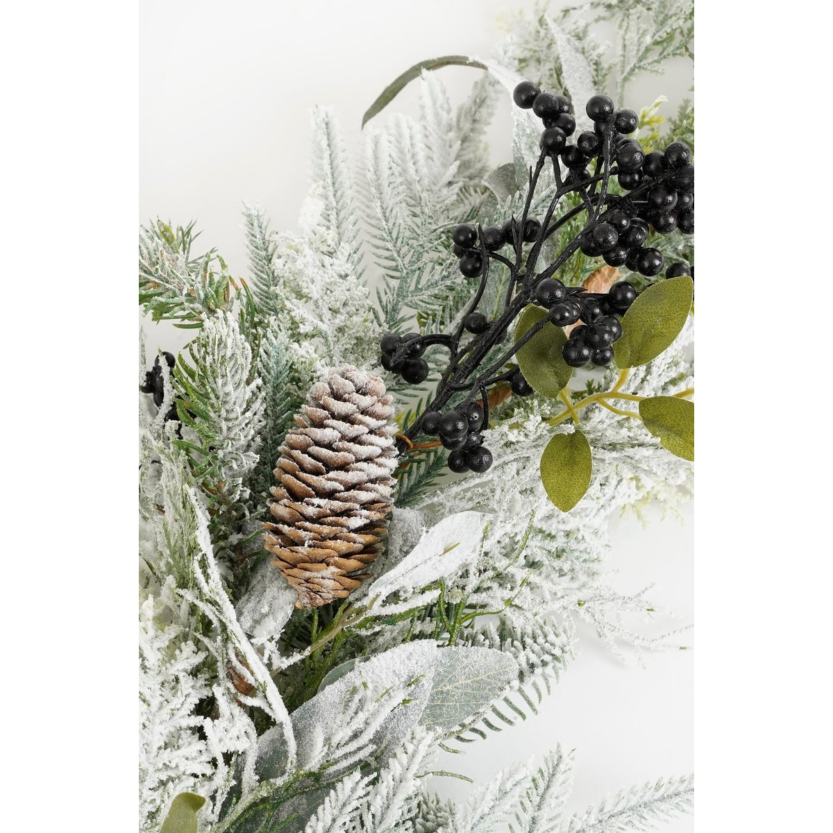 Guirlande de Noël enneigée avec pommes de pin VESPER vert, MICA DECORATIONS