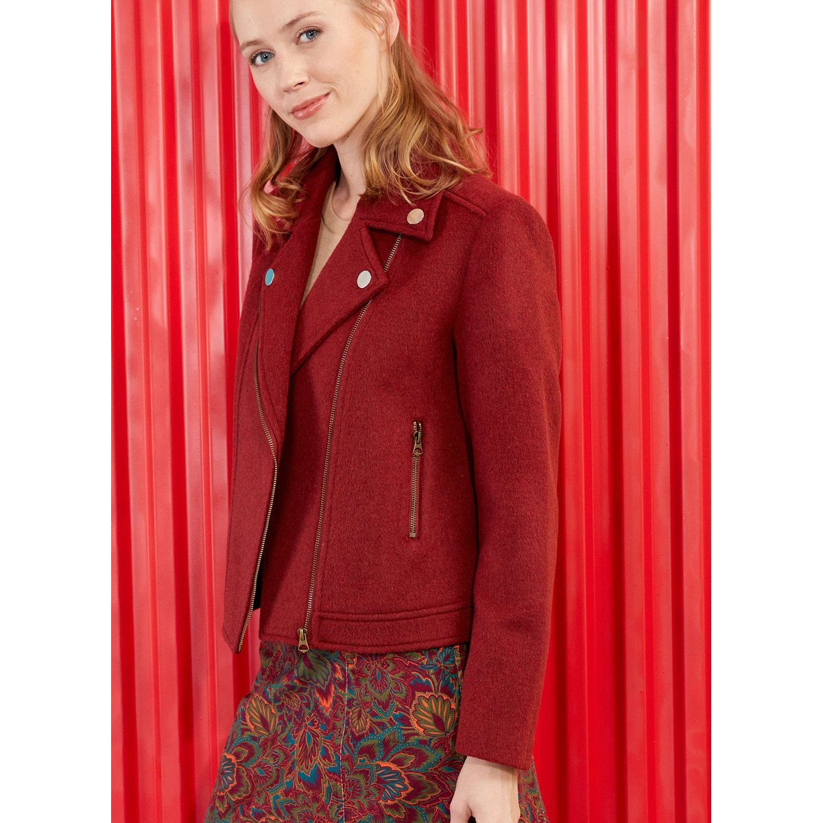 Veste perfecto motif MAJDI rouge ruby, LA FIANCÉE
