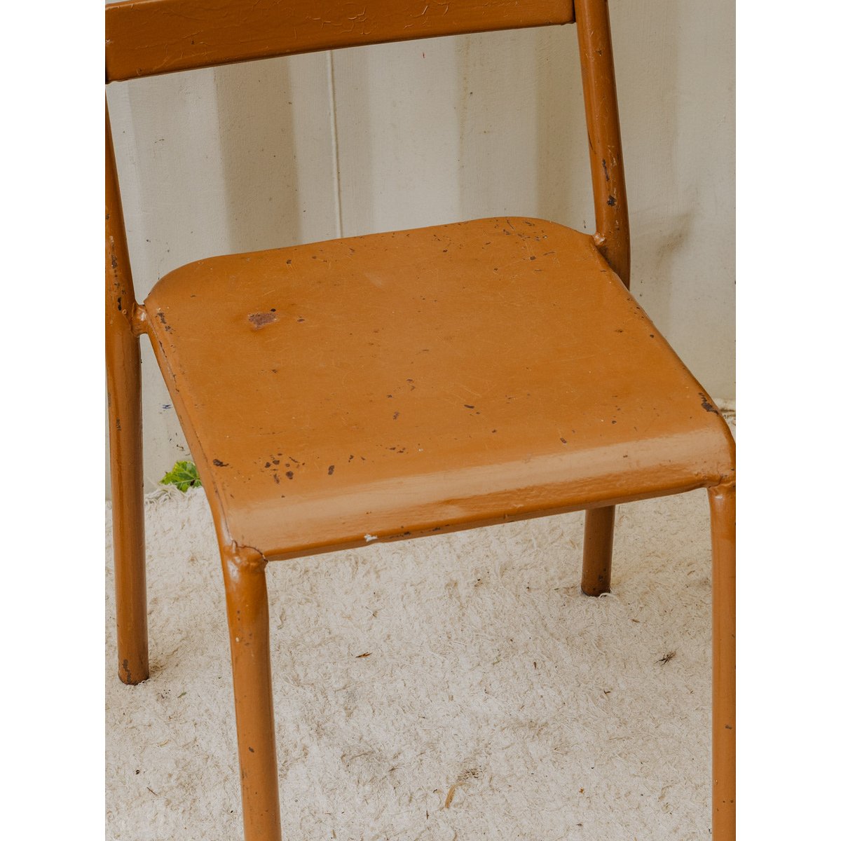 Paire de chaises en métal marron Claude N°1239 - Bon état marron, DEBONGOUT
