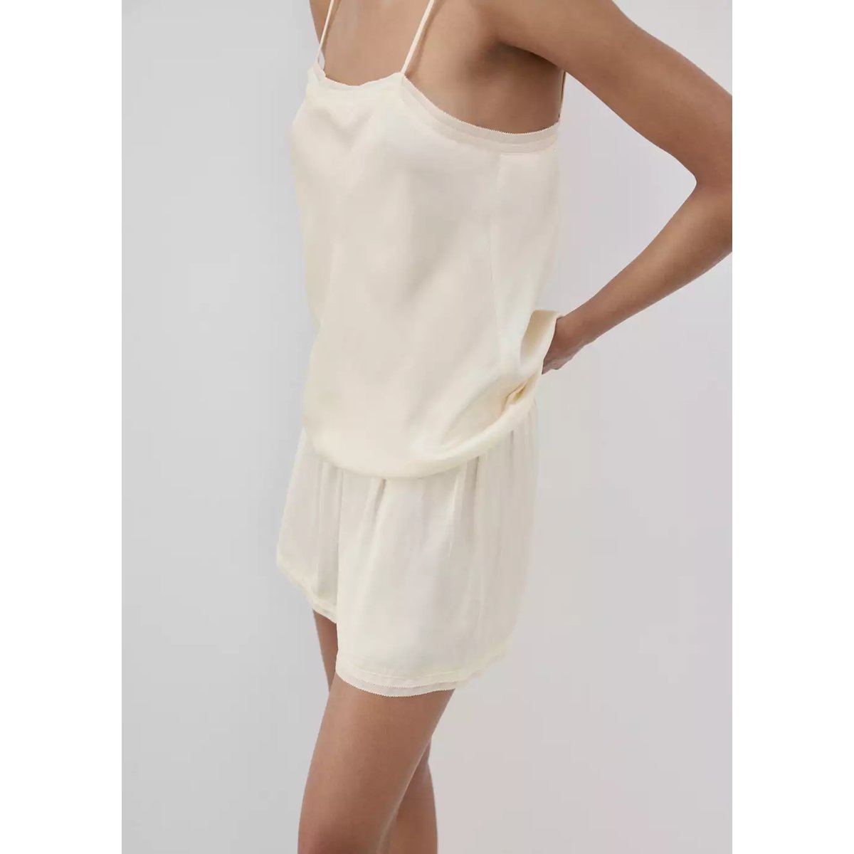 Short pyjama satiné en dentelle ivoire, MANGO