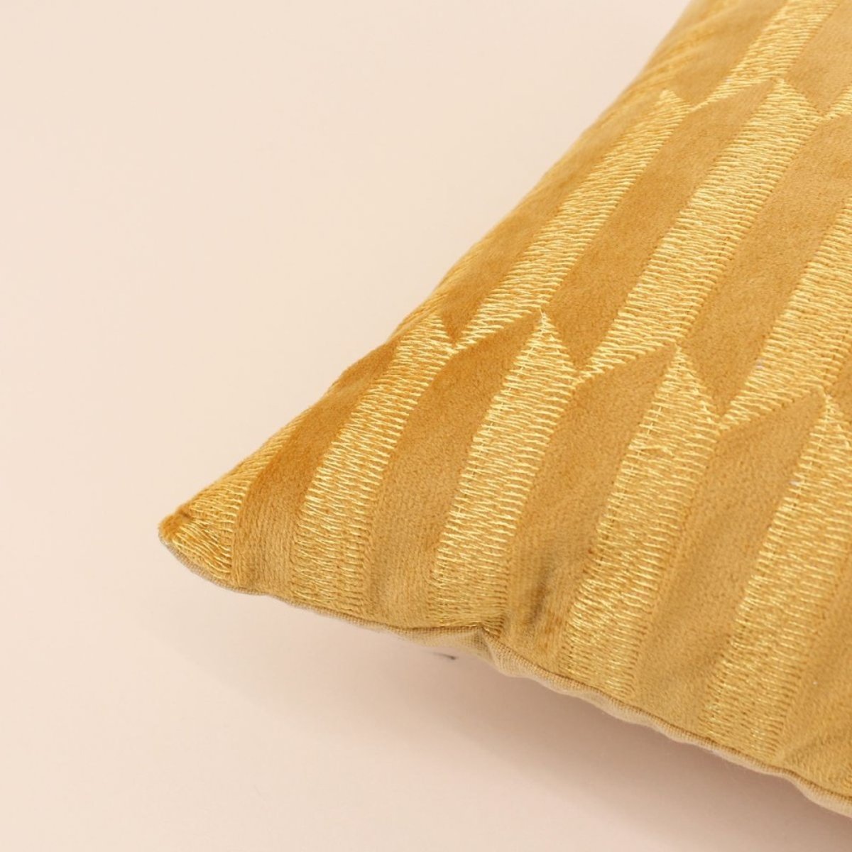 Coussin en velours brodé 30x50cm jaune, ORNAMI