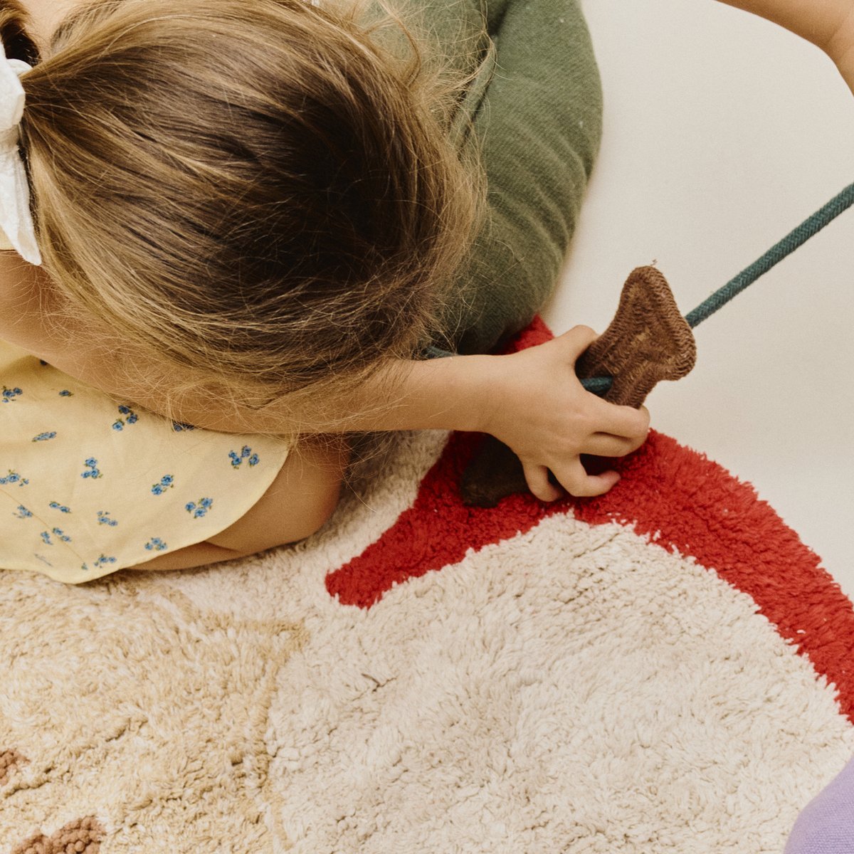 Tapis lavable en coton Pomme PETALS & PALS rouge, naturel, miel clair, vert canard, matcha, châtaigne, LORENA CANALS