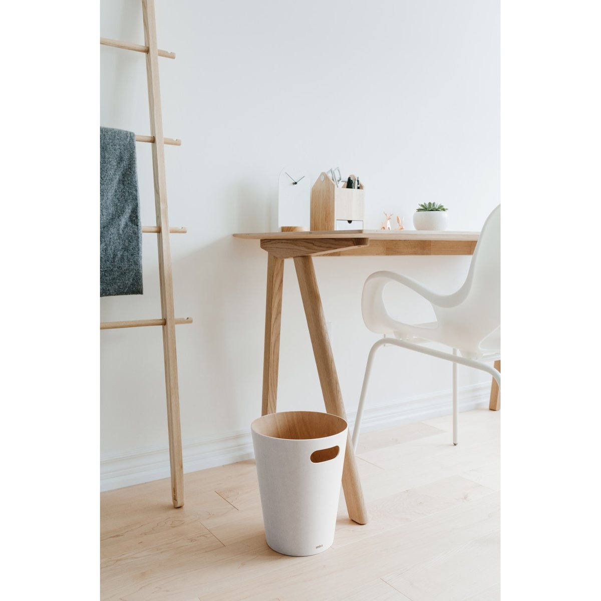 Corbeille à papier bois  Woodrow blanc, UMBRA