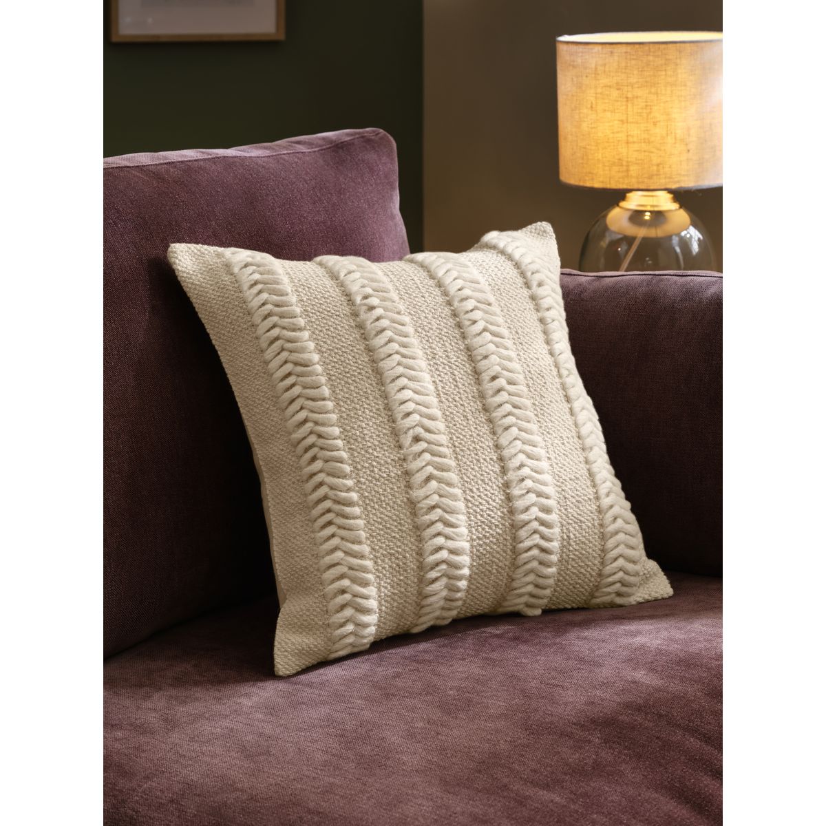 Coussin tissé à motif chevrons naturel, NEXT